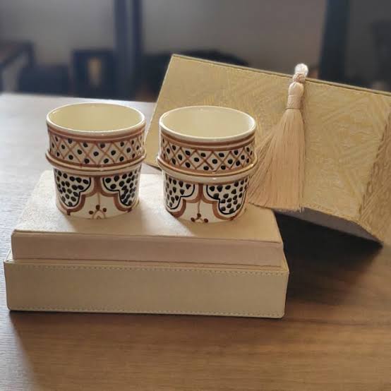 Boîte cadeau contenant deux verres à café marocains artisanaux avec cuillères, idéale pour offrir.