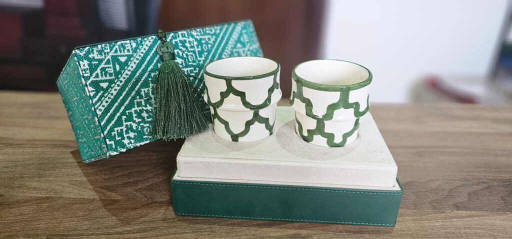 Coffret cadeau avec deux verres à thé en céramique artisanale marocaine blanche et verte, présenté dans une boîte élégante.