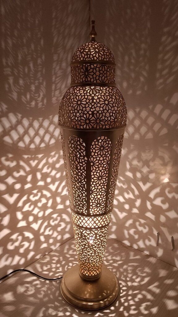 Lampe marocaine sur pied en cuivre ajouré artisanat de Fès