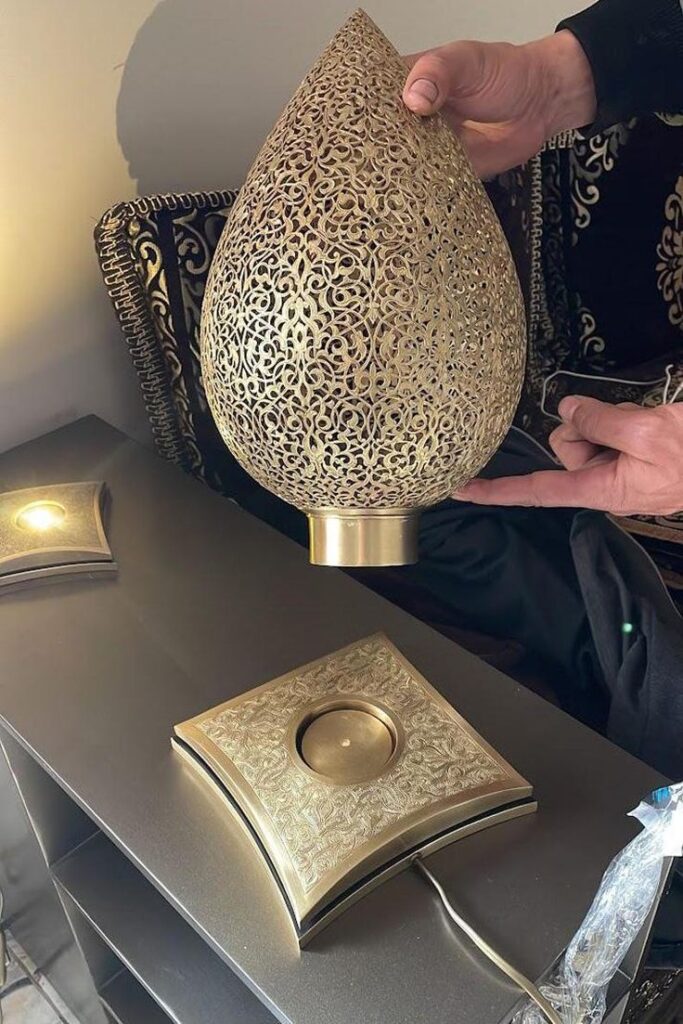 Lampe marocaine artisanale en cuivre ajouré fabriquée à Fès