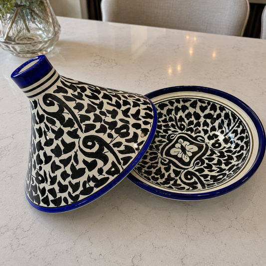 Tajine de service marocain en céramique artisanale bleu et blanc, peint à la main avec des motifs amazighs traditionnels. bk