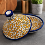Tajine de service marocain en céramique artisanale bleu et blanc, peint à la main avec des motifs amazighs traditionnels.