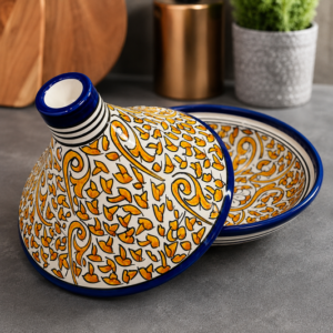 Tajine de service marocain en céramique artisanale bleu et blanc, peint à la main avec des motifs amazighs traditionnels.