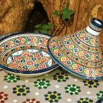 Tajine de service marocain en céramique artisanale bleu et blanc, peint à la main avec des motifs amazighs traditionnels.