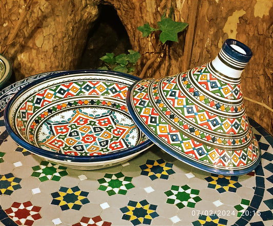 Tajine de service marocain en céramique artisanale bleu et blanc, peint à la main avec des motifs amazighs traditionnels.