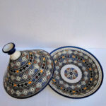 Tajine de service marocain en céramique artisanale bleu et blanc, peint à la main avec des motifs amazighs traditionnels.