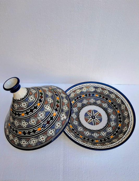 Tajine de service marocain en céramique artisanale bleu et blanc, peint à la main avec des motifs amazighs traditionnels.