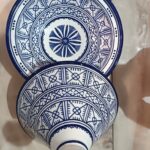 Tajine de service marocain en céramique artisanale bleu et blanc, peint à la main avec des motifs amazighs traditionnels.
