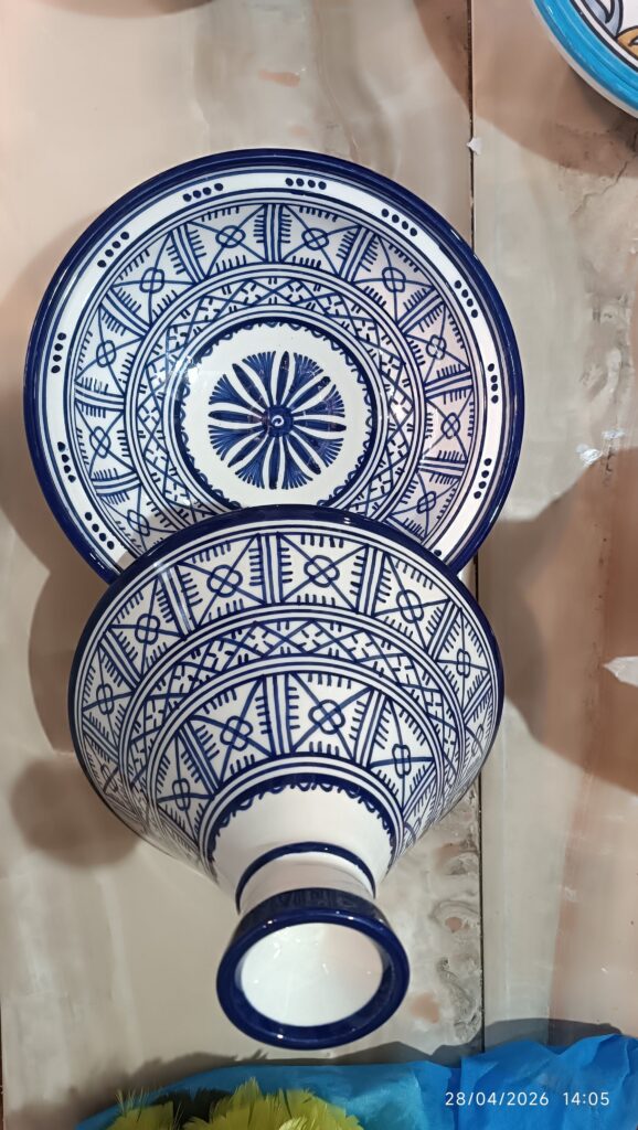 Tajine de service marocain en céramique artisanale bleu et blanc, peint à la main avec des motifs amazighs traditionnels.
