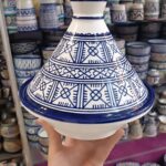 Tajine de service marocain en céramique artisanale bleu et blanc, peint à la main avec des motifs amazighs traditionnels.