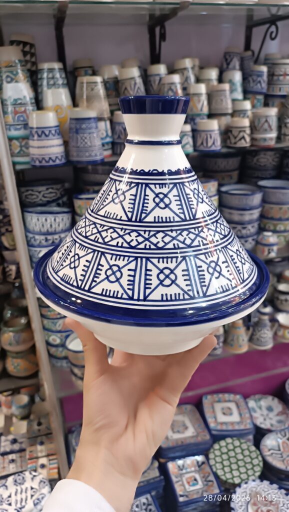 Tajine de service marocain en céramique artisanale bleu et blanc, peint à la main avec des motifs amazighs traditionnels.