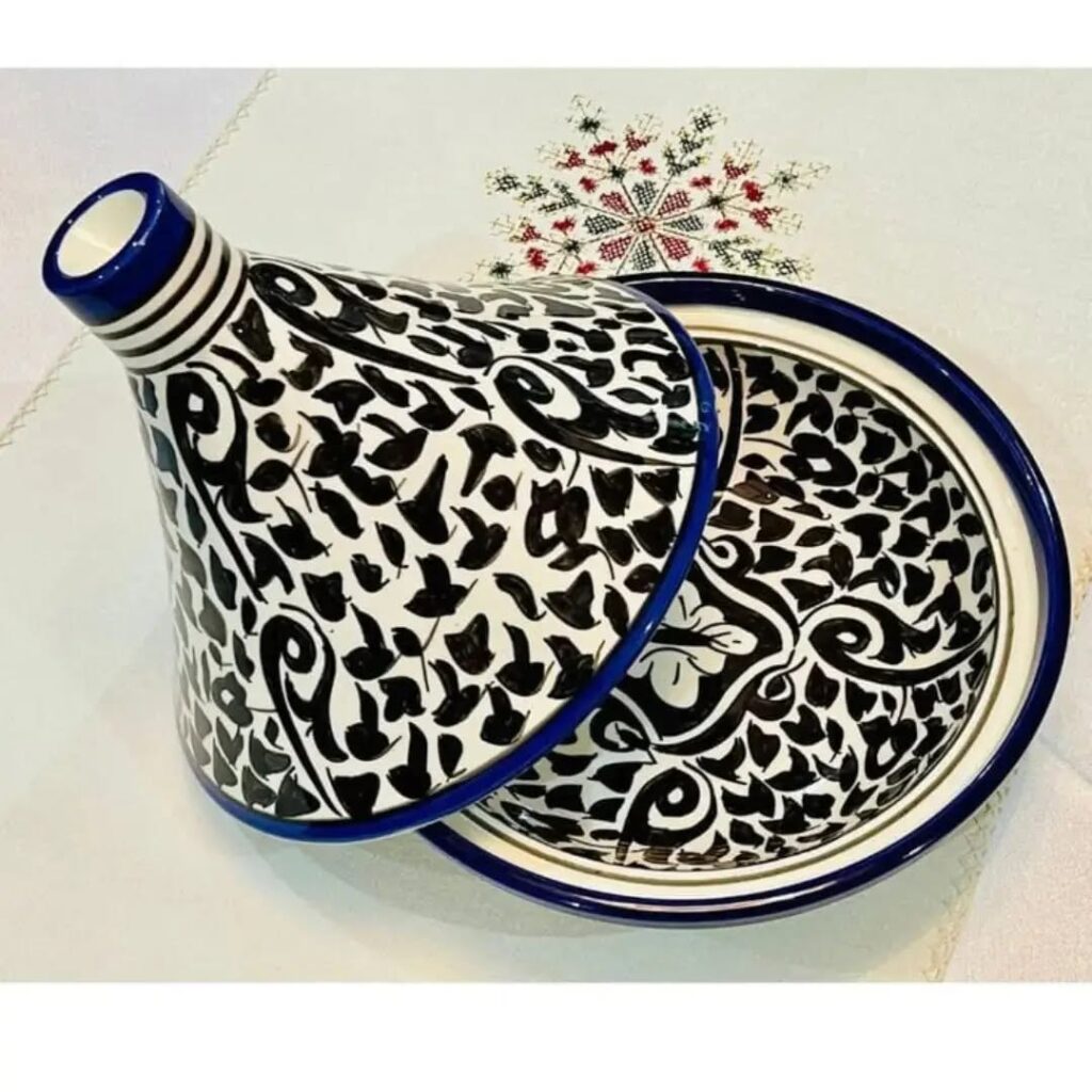 Tajine de service marocain en céramique artisanale bleu et blanc, peint à la main avec des motifs amazighs traditionnels. bk