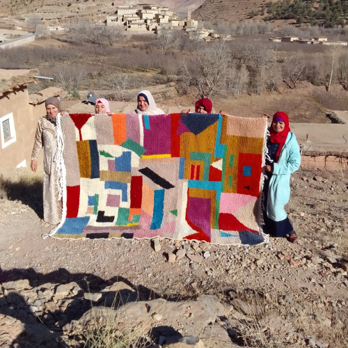 Tapis traditionnels marocains tissés à la main par des artisanes berbères dans les montagnes du Maroc.