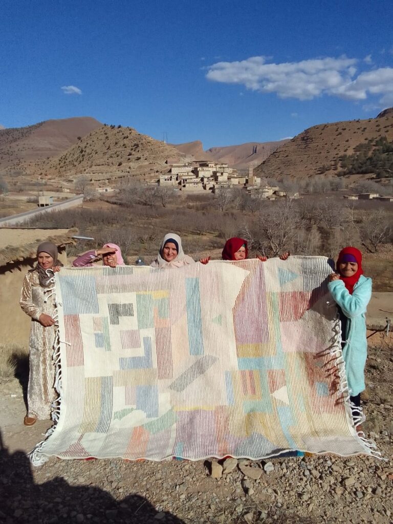 Tapis traditionnels marocains tissés à la main par des artisanes berbères dans les montagnes du Maroc.