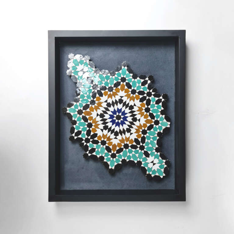 Tableau Zellige Artisanal Étoile Royale fabriqué à la main avec mosaïque traditionnelle marocaine. Décoration murale authentique disponible sur Web Products