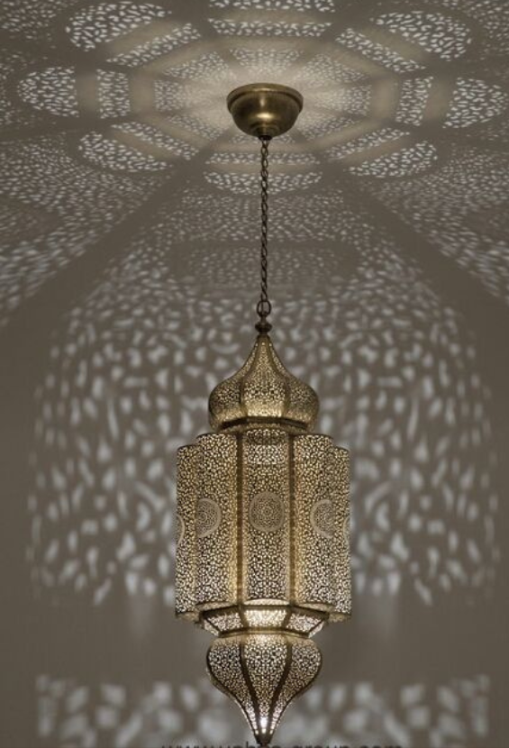 Suspension Marocaine Artisanale en Cuivre Ciselé – Luminaire Oriental de Fès