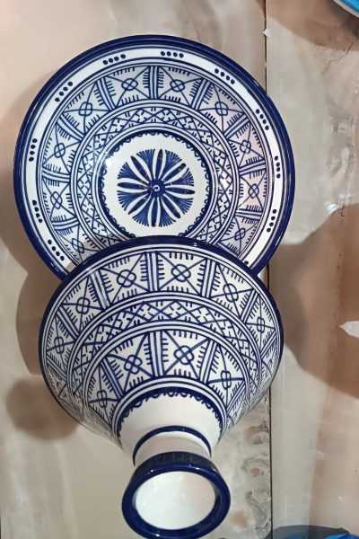 Tajine de service marocain en céramique artisanale bleu et blanc, peint à la main avec des motifs amazighs traditionnels.