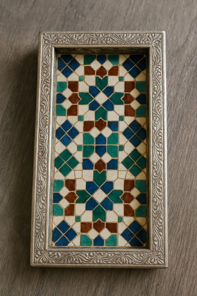 Cadre décoratif en zellige marocain fabriqué à la main avec motifs géométriques traditionnels. Idée cadeau artisanale disponible en ligne sur Atlas Products